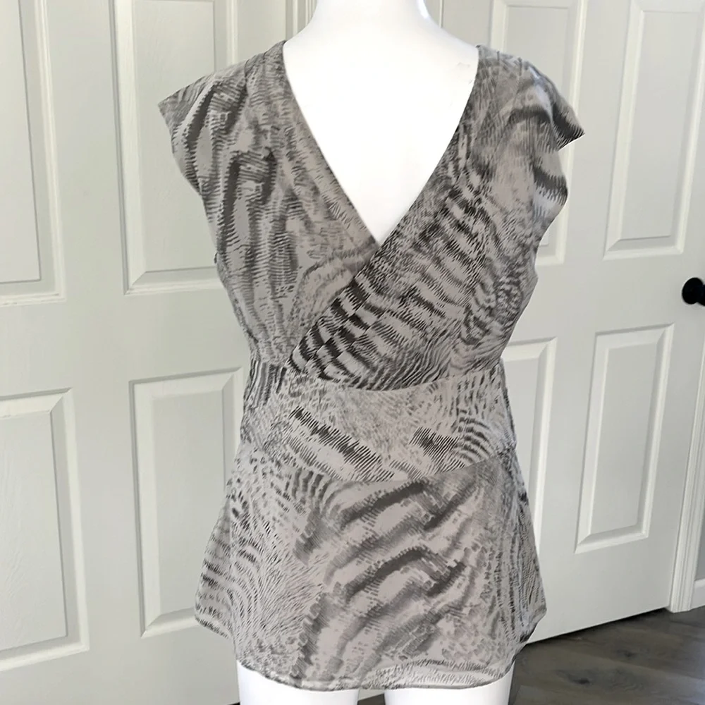 Banana Republic Animal Print Gray Lined Sleeveless VNeck& Back Side Zip Blouse 4 - Picture 2 of 10